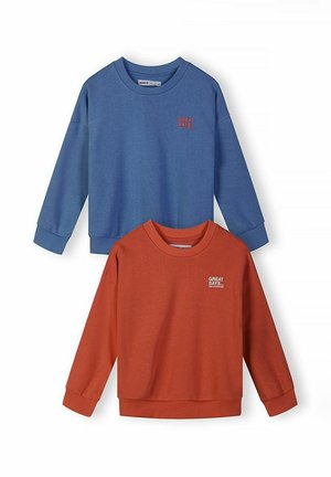 Dwie bluzy z długim rękawem i okrągłym dekoltem, jedna niebieska, a druga w kolorze rdzawego pomarańczu, każda z napisem "GREAT DAYS" na górnej lewej stronie klatki piersiowej.
