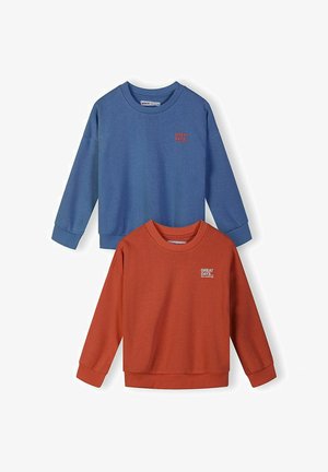 Deux sweat-shirts à manches longues et col rond, l'un bleu et l'autre orange rouille, chacun avec le texte « GREAT DAYS » sur le côté gauche de la poitrine.