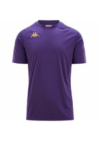 Camiseta deportiva de manga corta en color púrpura, hecha de una tela suave. Presenta el logo de Kappa en dorado en el hombro izquierdo y acentos laterales en color a juego.