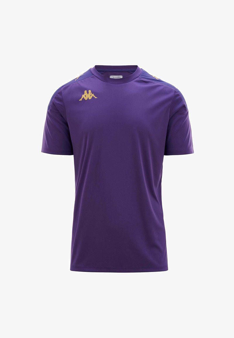 Camiseta deportiva de manga corta en color púrpura, hecha de una tela suave. Presenta el logo de Kappa en dorado en el hombro izquierdo y acentos laterales en color a juego.