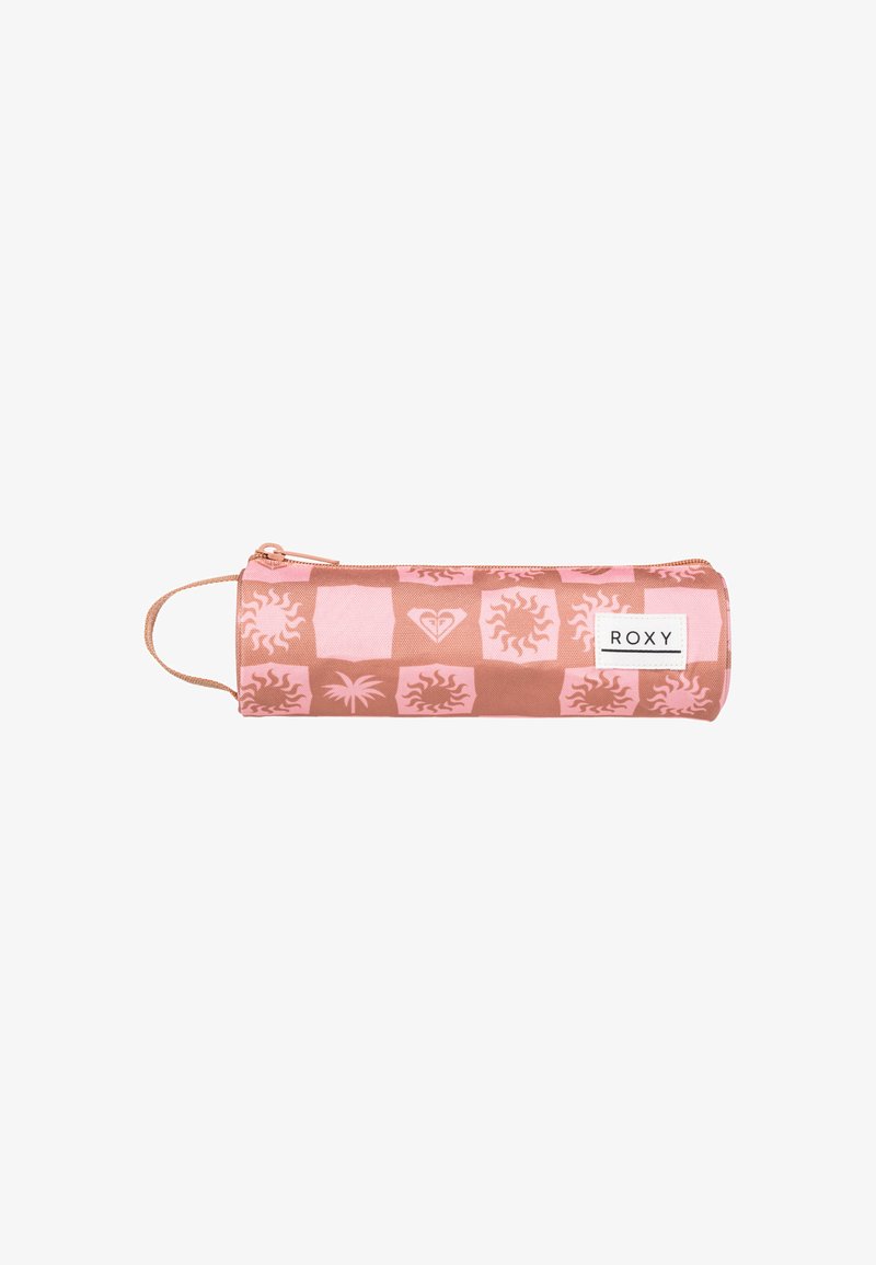 Estuche de lápices rosa y marrón con patrones de sol y palmera, con cierre de cremallera, textura de tela y un pequeño asa. Logotipo de Roxy visible.