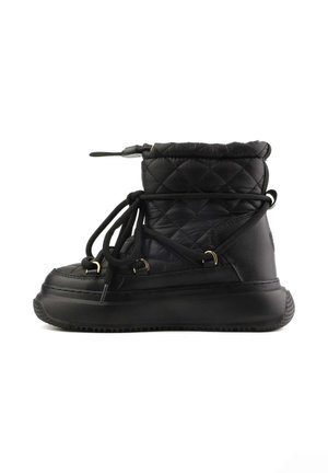 Botte de cheville noire rembourrée, imperméable, avec un embout arrondi, un laçage à l'avant et une semelle en caoutchouc antidérapante, ornée d'accents en métal doré.