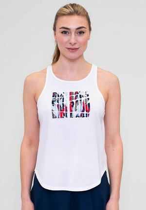 Débardeur blanc sans manches avec un décolleté en biais. Présente un design graphique coloré avec le texte "DIRT READY" dans divers motifs.