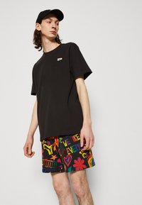 Puma DOWNTOWN PRIDE - T-shirt basic - black