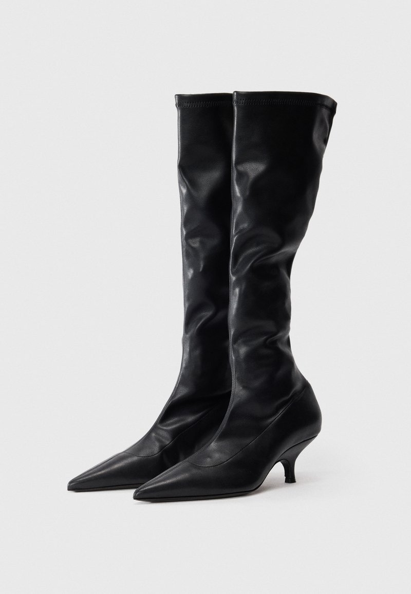 Schwarze knielange Stiefel aus glattem Leder, mit einem figurbetonten Design, spitzem Zeh und einem schlanken, geschwungenen Absatz.
