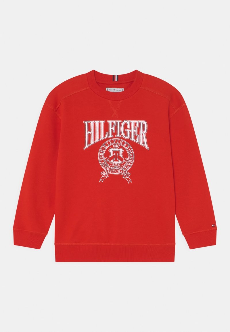 Sweatshirt rouge avec le texte et le logo "HILFIGER" blancs, côtes aux poignets et à la taille, fabriqué en mélanges de coton avec une texture lisse.