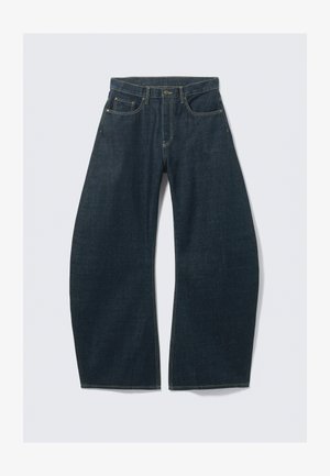 Blugi largi, de culoare albastru închis, confecționați din denim, cu cinci buzunare, cusături vizibile, închidere cu nasture și un finisaj curat.