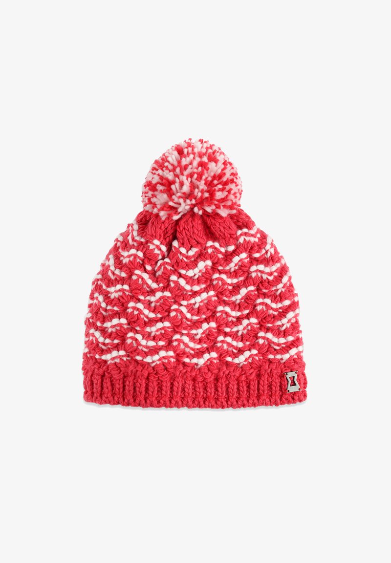 Bonnet tricoté rose vif avec un pompon blanc, présentant un motif texturé et un poignet côtelé. Comprend un petit détail en métal.