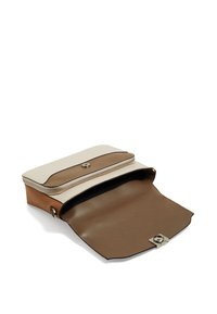 Bolso de mano de cuero con una parte superior crema, cuerpo marrón y un acabado texturizado. Se abre con una cremallera para revelar un interior suave y marrón.