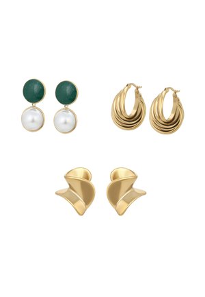 Trzy pary kolczyków: zielono-białe kolczyki wiszące w kształcie okrągłych kropli, wielowarstwowe złote kolczyki koła oraz abstrakcyjne złote kolczyki wkrętki o zakrzywionym kształcie.