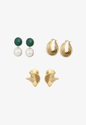 Trzy pary kolczyków: zielono-białe kolczyki wiszące w kształcie okrągłych kropli, wielowarstwowe złote kolczyki koła oraz abstrakcyjne złote kolczyki wkrętki o zakrzywionym kształcie.