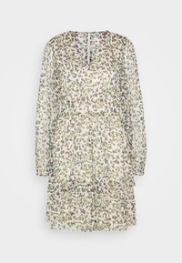 Šaty s květinovým potiskem, dlouhými rukávy a vrstveným designem, vyrobené z lehké a průhledné tkaniny, s rozptýleným vzorem v zelené, růžové a černé barvě.