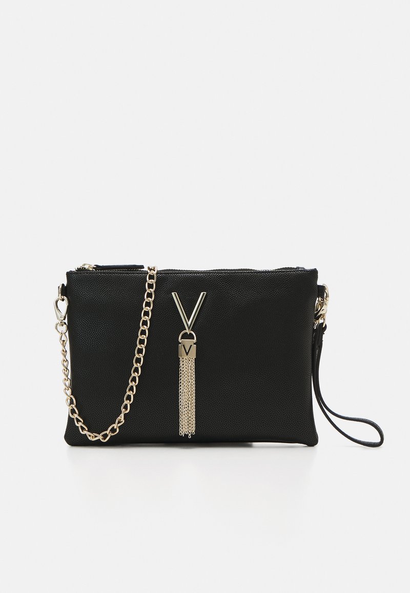 Borsa a pochette nera con texture, dotata di una tracolla in metallo dorato, presenta un pon-pon decorativo e un accento metallico a forma di V sul davanti.