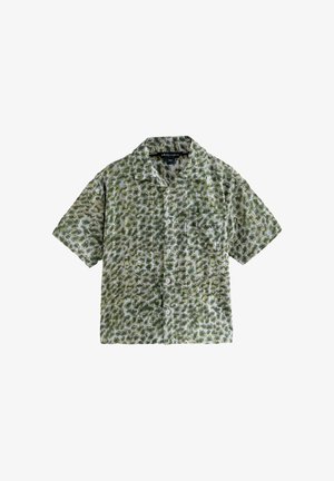 Kortærmet skjorte i grøn og hvid med leopard-lignende print, der har en slå-krave, knapper foran og en brystlomme.