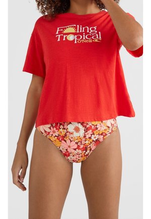 Rotes Baumwoll-T-Shirt mit dem Aufdruck "Feeling Tropical" und einer Sonnen-Grafik, kombiniert mit Bikinihosen mit Blumenmuster in Orange-, Pink- und Gelbtönen.