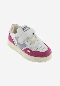 Zapatilla blanca con acentos de ante rosa y gris, caja de puntera perforada, tira de velcro y suela de goma crema con acabado texturizado ligero.
