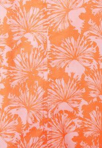 Tessuto con uno sfondo rosa e un vivace motivo floreale arancione, caratterizzato da forme di foglie intricate e una superficie liscia.