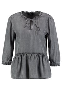 Dlouhý rukáv šedý peplum top z měkké tkaniny. Má volánkový výstřih a manžety, s detailem zavazování vpředu a nařaseným pasem.