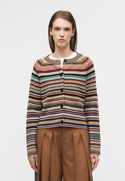 Ριγέ ζακέτα με χρώματα που περιλαμβάνουν καφέ, μπλε, κόκκινο και εκρού, με στρογγυλή λαιμόκοψη, κούμπωμα με κουμπιά και ριμπ υφή.