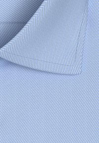 Tessuto azzurro chiaro con sottili righe a spina di pesce bianche, che offrono una texture liscia e un bordo del colletto piegato.