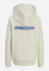 Cremiger Hoodie mit einem blauen Grafikdruck auf der Rückseite, der "project core" und "CREATIVE DEPT." liest. Der Text ist fett und auffällig platziert.