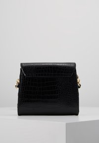 Topshop Taška s příčným popruhem - black