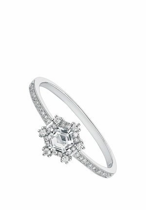 Anillo de plata con un diamante central de corte cuadrado rodeado de diamantes redondos más pequeños en una banda adornada con diamantes.