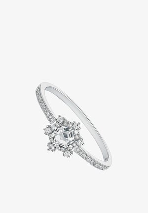 Anillo de plata con un diamante central de corte cuadrado rodeado de diamantes redondos más pequeños en una banda adornada con diamantes.