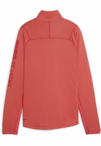 Langarmshirt in koraal, met textuurstof, een hoge kraag en grafische tekst "MULTI SEASONS" langs de linkermouw.