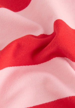 Tissu rayé rouge et rose avec une apparence douce et texturée. Le matériau présente de légers plis, mettant en valeur les couleurs contrastées.