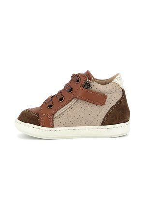 Basket montante enfant en cuir beige et marron avec perforations, détails en suède, lacets à l'avant, fermeture éclair latérale et semelle en caoutchouc blanche.