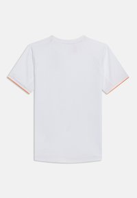 Λευκό αθλητικό μπλουζάκι με κοντό μανίκι και στρογγυλή λαιμόκοψη, με διακριτική πορτοκαλί λεπτομέρεια στα άκρα των μανικιών, εμφανιζόμενο από πίσω σε απλό λευκό φόντο.