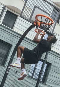 Puma COURT PRO  - Zapatillas de baloncesto - yellow sizzle/team violet