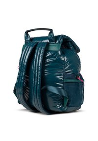 Mochila acolchada de color teal con un acabado texturizado, correas ajustables acolchadas en doble, bolsillo de malla lateral y un asa superior para llevar.