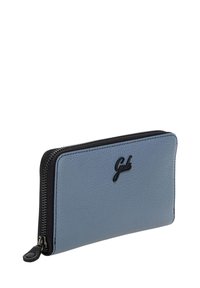 Portafoglio in pelle blu con chiusura zip attorno, dotato di zip nera e logo "Gabs" nero sul davanti, mostrato in prospettiva su sfondo bianco.