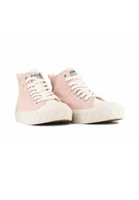 Sneakers alte in tela rosa chiaro con suole in gomma bianca e battistrada triangolare. Presentano lacci bianchi e branding sulla linguetta.