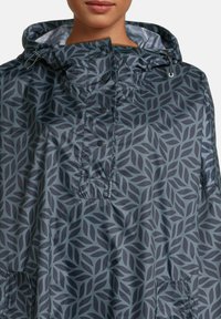 Geïllustreerde regenponcho in donkergrijs, met een bladdessin, lichtgewicht materiaal, trekkoordcapuchon en voorzakken. Glad textuur.