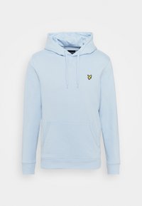 Sudadera azul claro de tela suave, con un bolsillo delantero tipo pouch, cordones y un pequeño logo bordado amarillo en el pecho.
