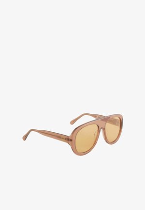 Lunettes de soleil à monture en plastique translucide marron avec de grandes verres teintés ambre et des branches courbées enveloppantes.