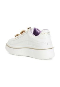 Sneaker bianco con esterno in pelle liscia, fodera interna viola, dettagli dorati e suola testurizzata. Nome del marchio stampato sul tallone.