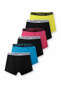 Zestaw sześciu majtek bokserów w różnych kolorach: czarnym, żółtym, różowym i niebieskim. Każdy z nich ma elastyczny pas z logo z napisem "SZANUJ".