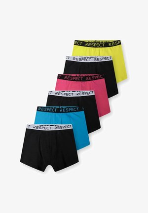 Zestaw sześciu majtek bokserów w różnych kolorach: czarnym, żółtym, różowym i niebieskim. Każdy z nich ma elastyczny pas z logo z napisem "SZANUJ".