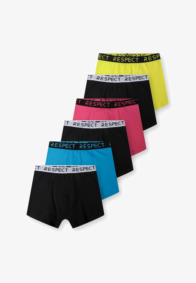 Zestaw sześciu majtek bokserów w różnych kolorach: czarnym, żółtym, różowym i niebieskim. Każdy z nich ma elastyczny pas z logo z napisem "SZANUJ".