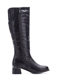 Bota de piel negra hasta la rodilla con cremallera lateral, tacón bajo y chunky, y puntera ligeramente redondeada.