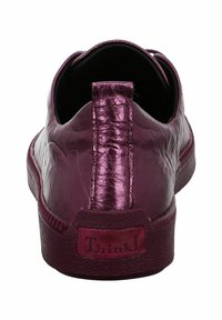 Burgunderfarbene Leder-Slipper mit strukturiertem Obermaterial, runder Zehenpartie, gepolstertem Schaft und ausgeprägtem Fersenlasche. Mit "Think!"-Markenlogo an der Ferse.