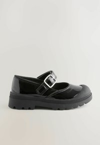 Schwarzer Lackleder Mary Jane Schuh mit einer abgerundeten Spitze, Gummisohle und verstellbarem Riemen mit einer silbernen Schnalle. Strukturiertes Steppdetail.