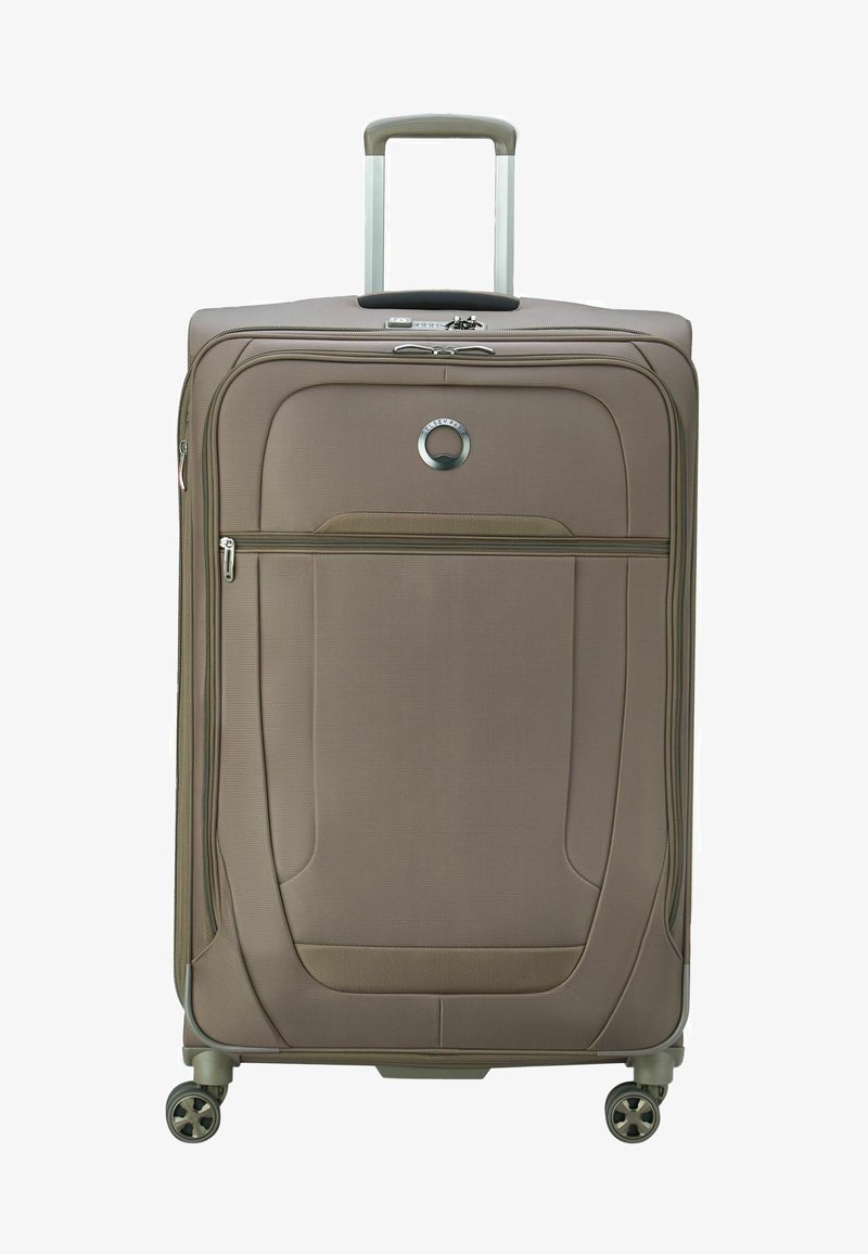 Valise en tissu marron avec une surface texturée, deux compartiments zippés, un logo circulaire argenté et une poignée rétractable sur le dessus.