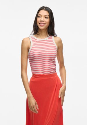 Camiseta de tirantes a rayas en rojo y blanco con ribete beige, diseño ajustado. Combinada con una falda fluida de un vibrante color rojo. Textura de tela suave.