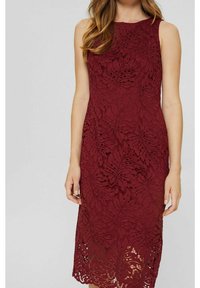 Bordeaux kanten jurk met bloempatronen, mouwloos ontwerp, aansluitende silhouet en midi-lengte zoom. Textuurkant voegt diepte toe.