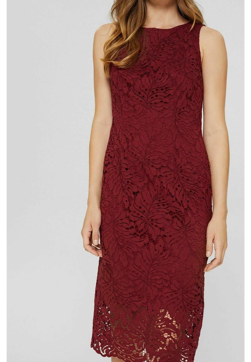 Bordeaux kanten jurk met bloempatronen, mouwloos ontwerp, aansluitende silhouet en midi-lengte zoom. Textuurkant voegt diepte toe.